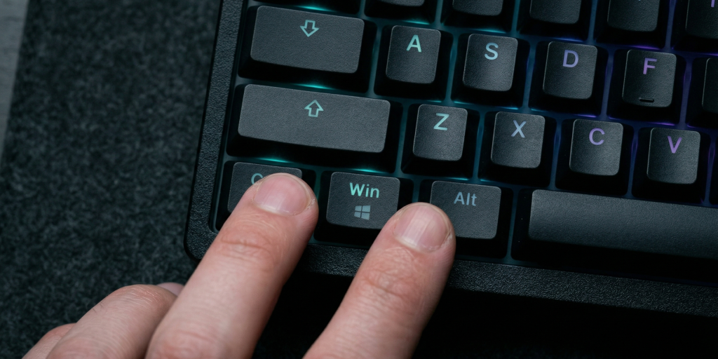 Гарячі клавіші Windows 11 — пальці на клавіатурі натискають комбінацію Win+S для відкриття пошуку